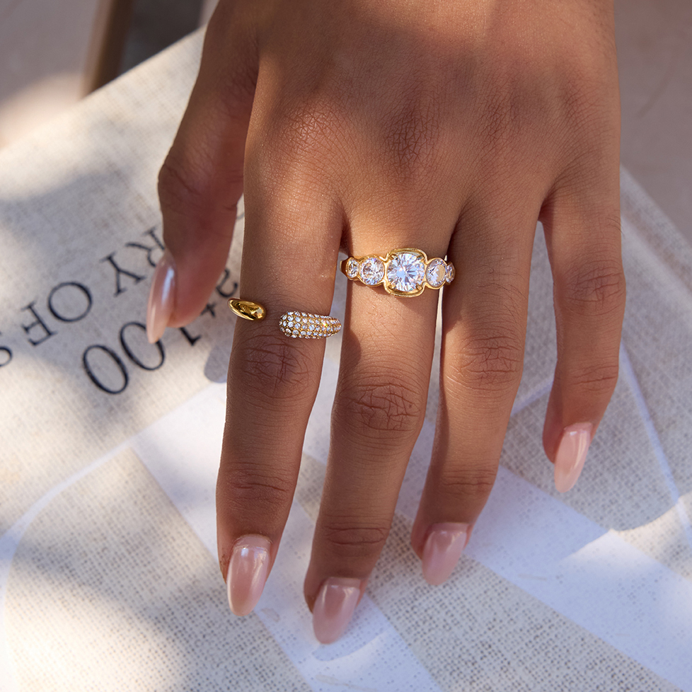 Women's Classic Style 18K Gold Stainless Steel + Zircon Round White Zircon Inlaid Ring Size 7
