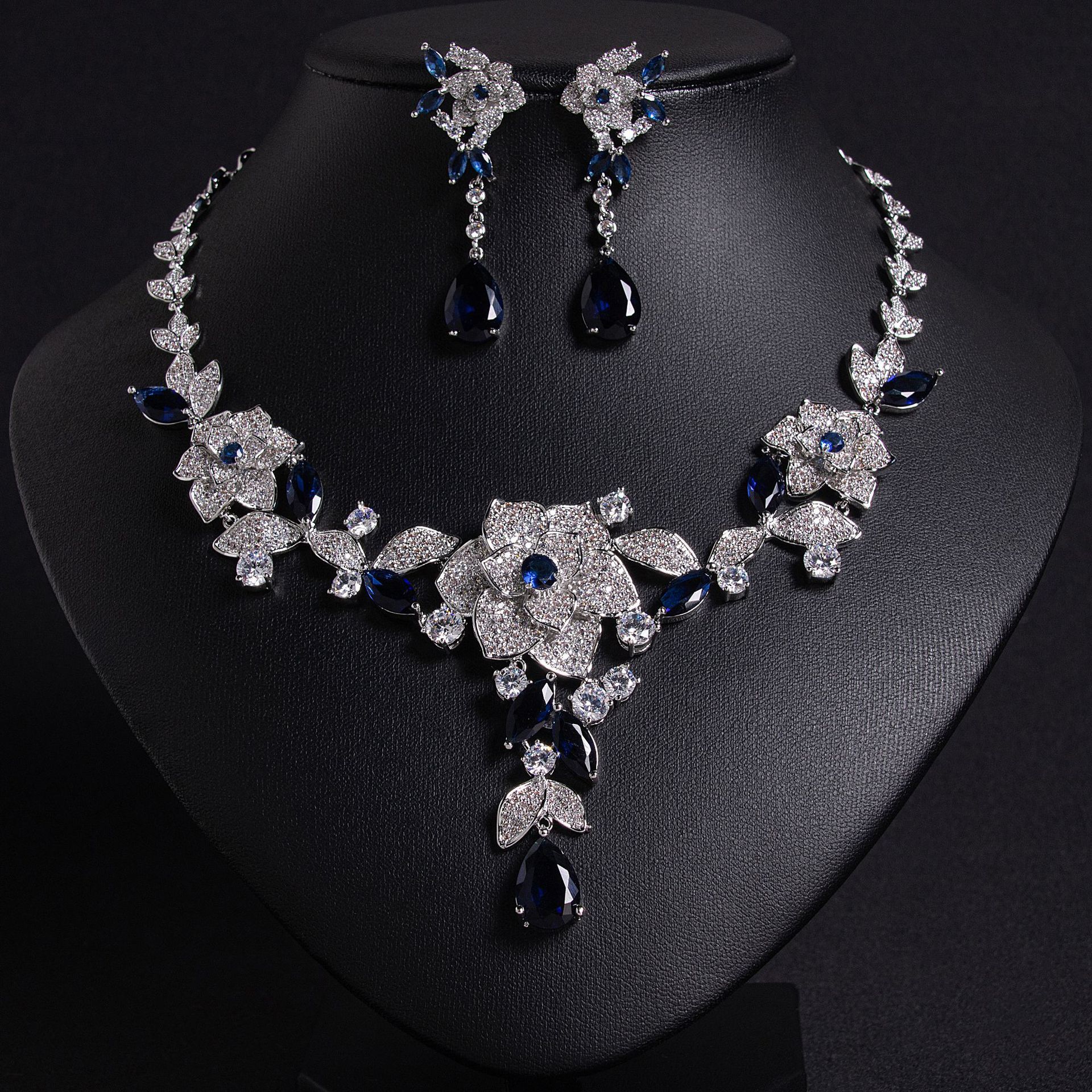 Retro Floral Zircon Jewelry Set Luxury Fashion Earrings Necklace Women's Light Luxury Style Copper And Zircon Material