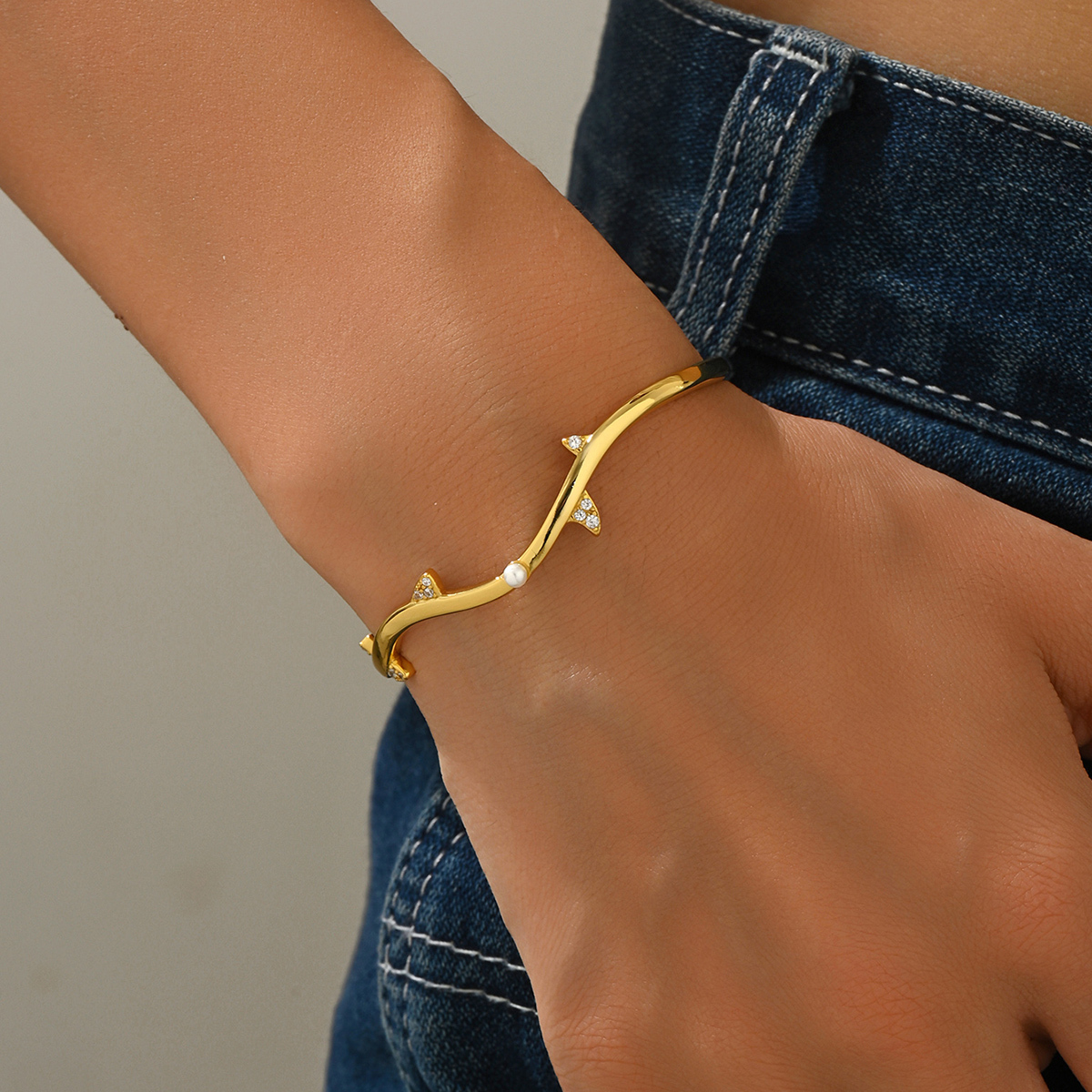 1 Piece Light Luxury Natural Style Leaf-Shaped Women's Open Bracelet With Zirconia Embellishments Suitable For Daily Commuting Jewelry