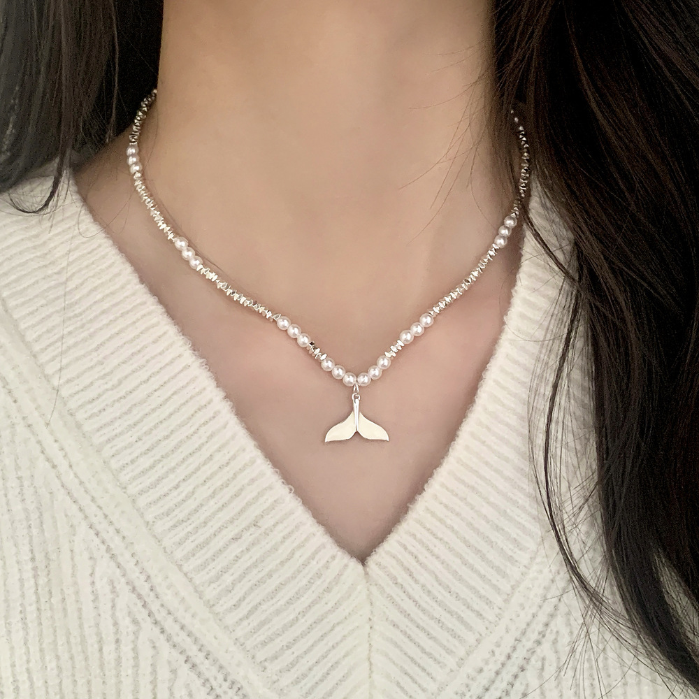Elegant French Style Pearl Fish Tail Necklace Women's Luxury Minimalist Silver Dust Lockbone Chain Geometric Pattern Fashion Jewelry