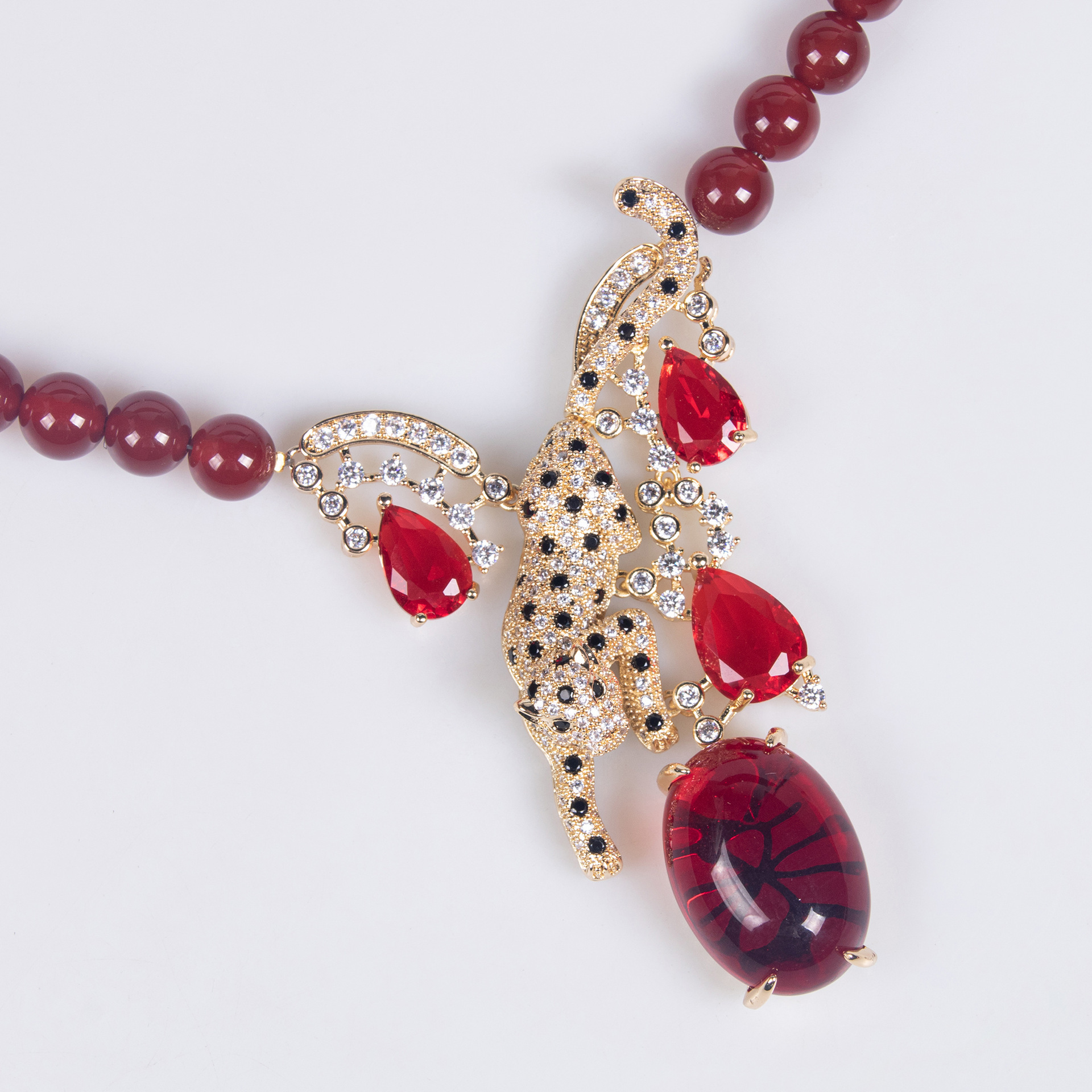 Fashionable OL Style Abalone Shell Necklace With Zircon  Cat Pendant Full Of Diamonds And Agate Clavicle Chain Women