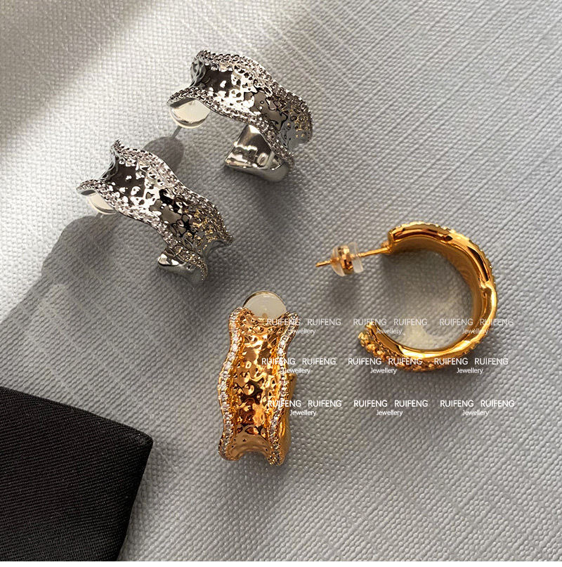 Minimalist Silver Metal Wave Pattern Earrings Women's High-End Luxury Sensation Studs Fashion Jewelry Ear Decorations