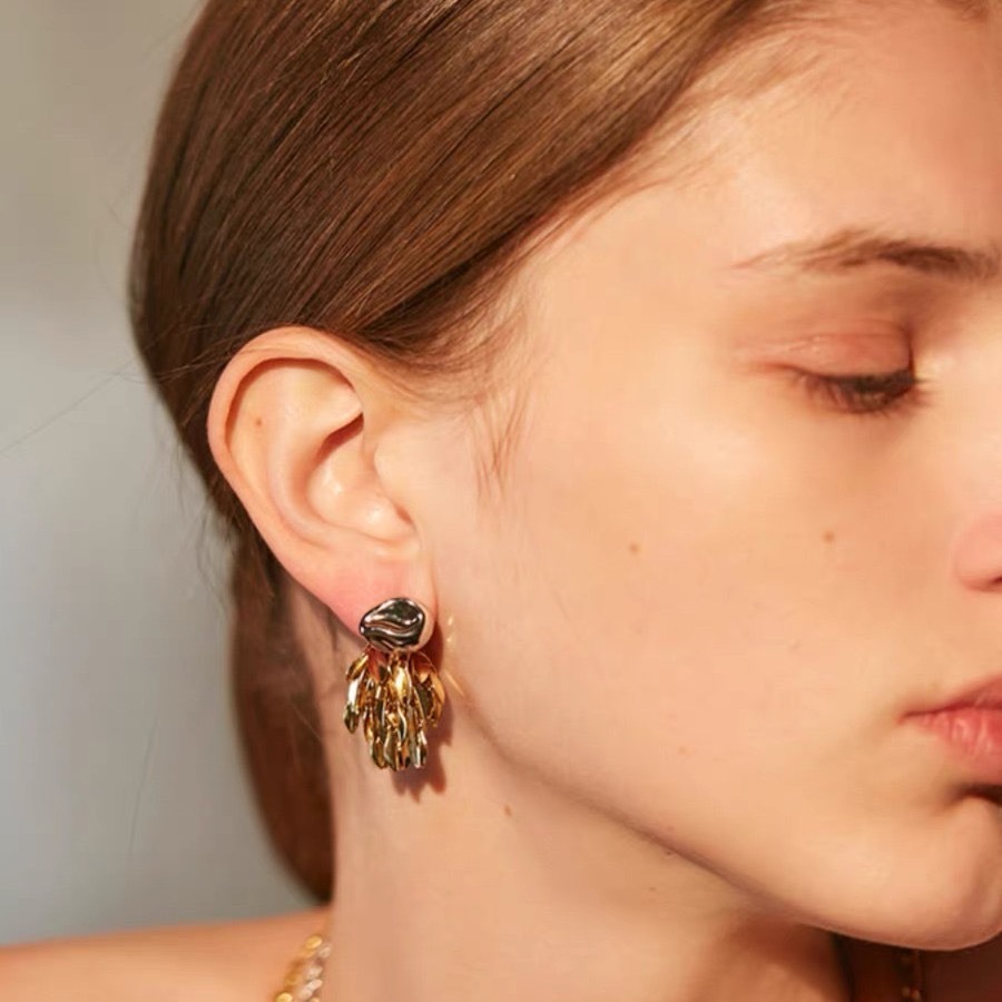 1 Pair Simple Style Classic Style Solid Color Tassel Plating Brass Ear Studs