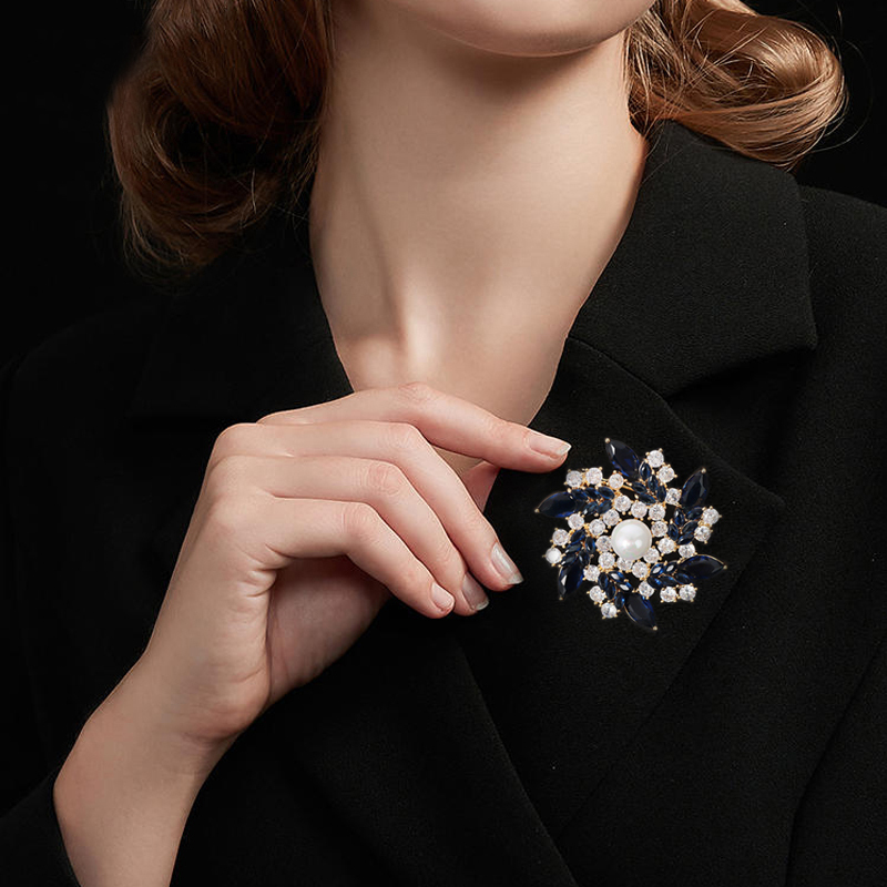 Elegant Luxurious Flower Brass Plating Inlay Pearl Zircon Women's Brooches 1 Piece
