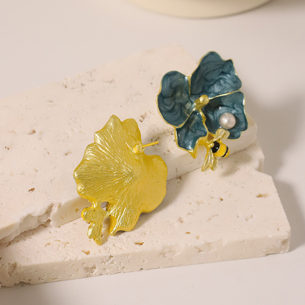 1 Pair Simple Style Classic Style Flower Inlay Freshwater Pearl Copper 18k Gold Plated Ear Studs