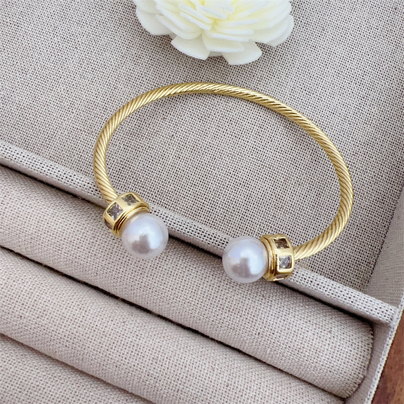 18K Gold Plated Copper Bangle New Style Artificial Pearl Fashionable Everyday Wear Valentine's Day Gift Classic Floral Butterfly Design
