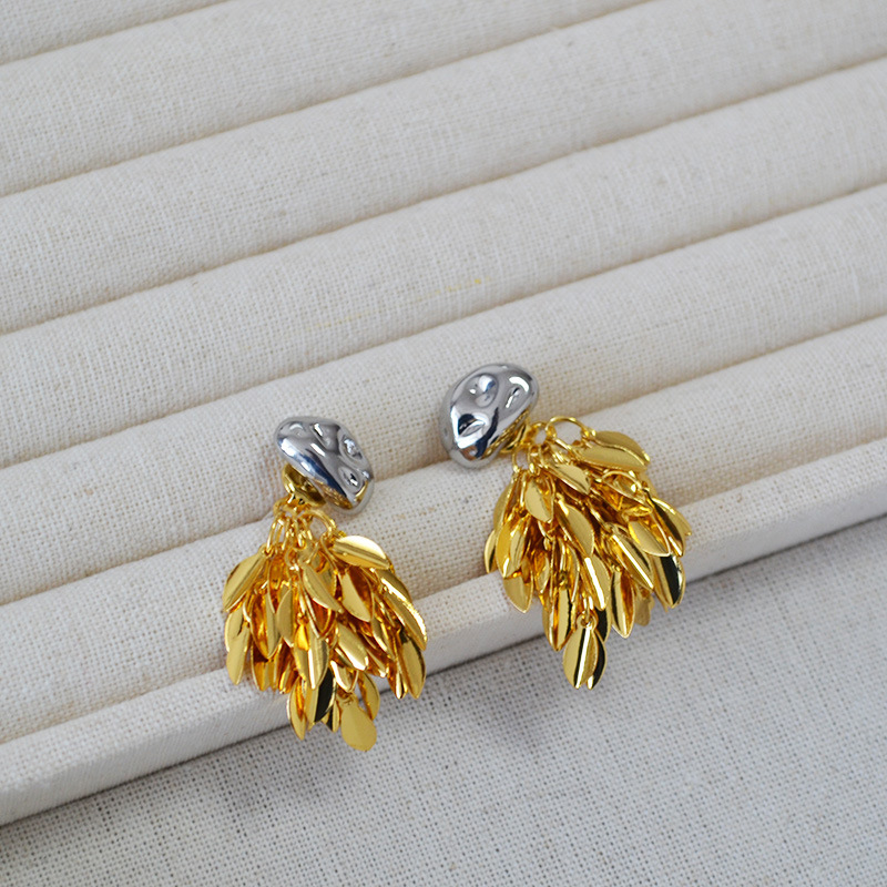 1 Pair Simple Style Classic Style Solid Color Tassel Plating Brass Ear Studs