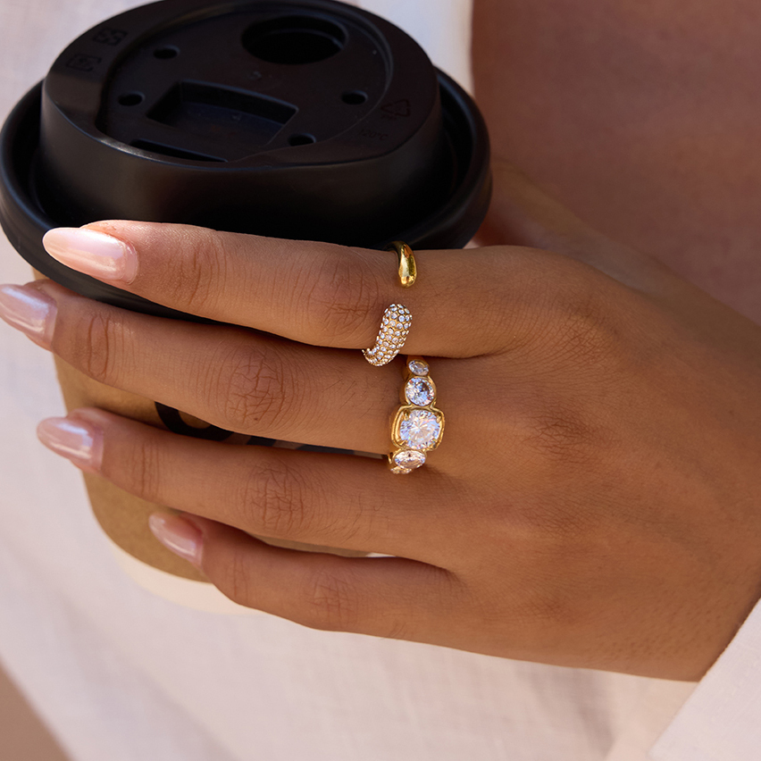 Women's Classic Style 18K Gold Stainless Steel + Zircon Round White Zircon Inlaid Ring Size 7