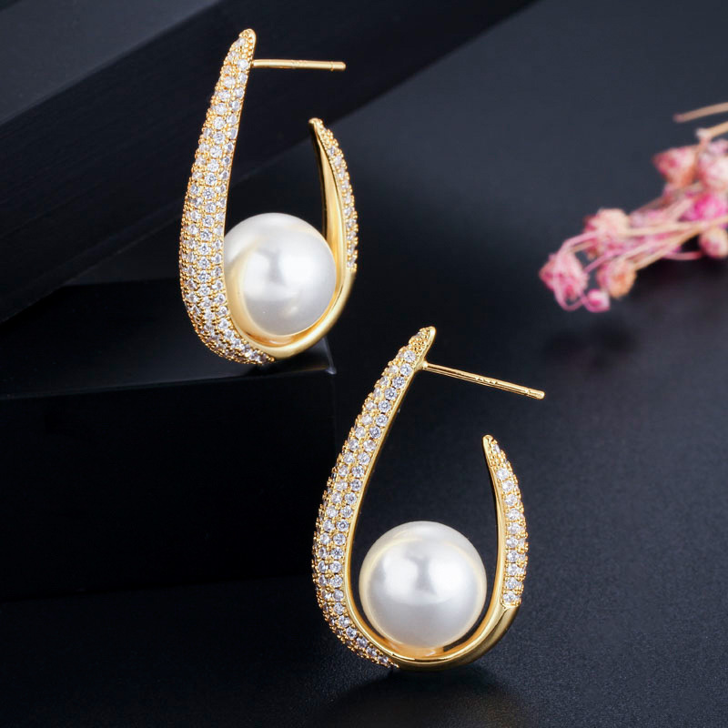 1 Pair Elegant Classic Style Geometric Plating Inlay Brass Imitation Pearl Zircon Gold Plated Drop Earrings