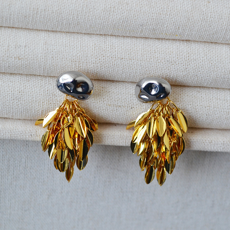 1 Pair Simple Style Classic Style Solid Color Tassel Plating Brass Ear Studs
