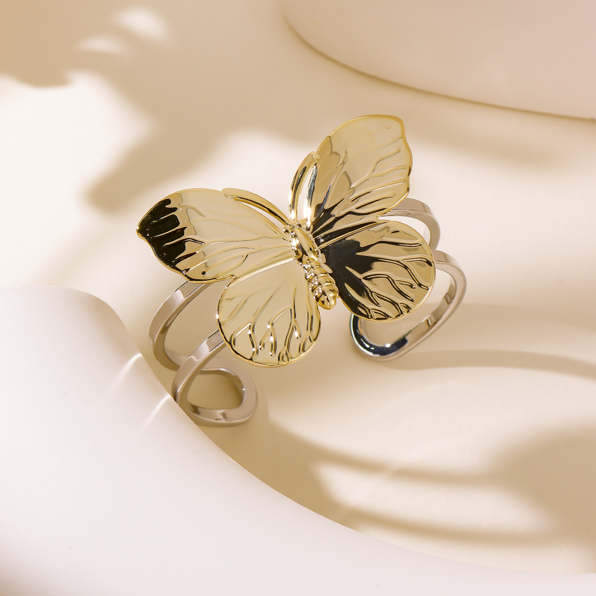 Wholesale Jewelry Classical Luxurious Romantic Flower Copper 14K Gold Plated Bangle