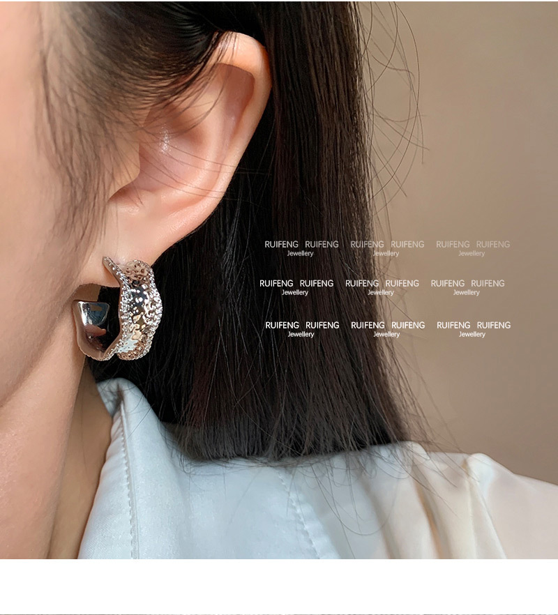 Minimalist Silver Metal Wave Pattern Earrings Women's High-End Luxury Sensation Studs Fashion Jewelry Ear Decorations