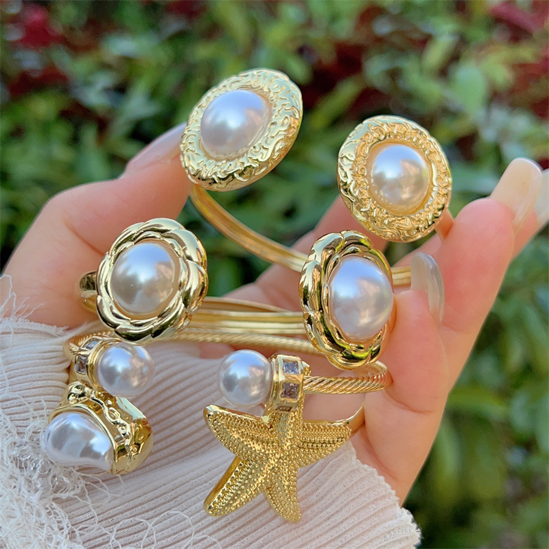 18K Gold Plated Copper Bangle New Style Artificial Pearl Fashionable Everyday Wear Valentine's Day Gift Classic Floral Butterfly Design