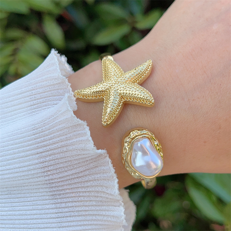 18K Gold Plated Copper Bangle New Style Artificial Pearl Fashionable Everyday Wear Valentine's Day Gift Classic Floral Butterfly Design