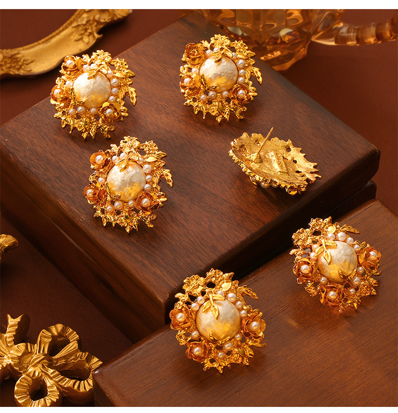 1 Pair Elegant Classical Retro Round Flower Inlay Copper Artificial Pearls Freshwater Pearl 18K Gold Plated Ear Studs