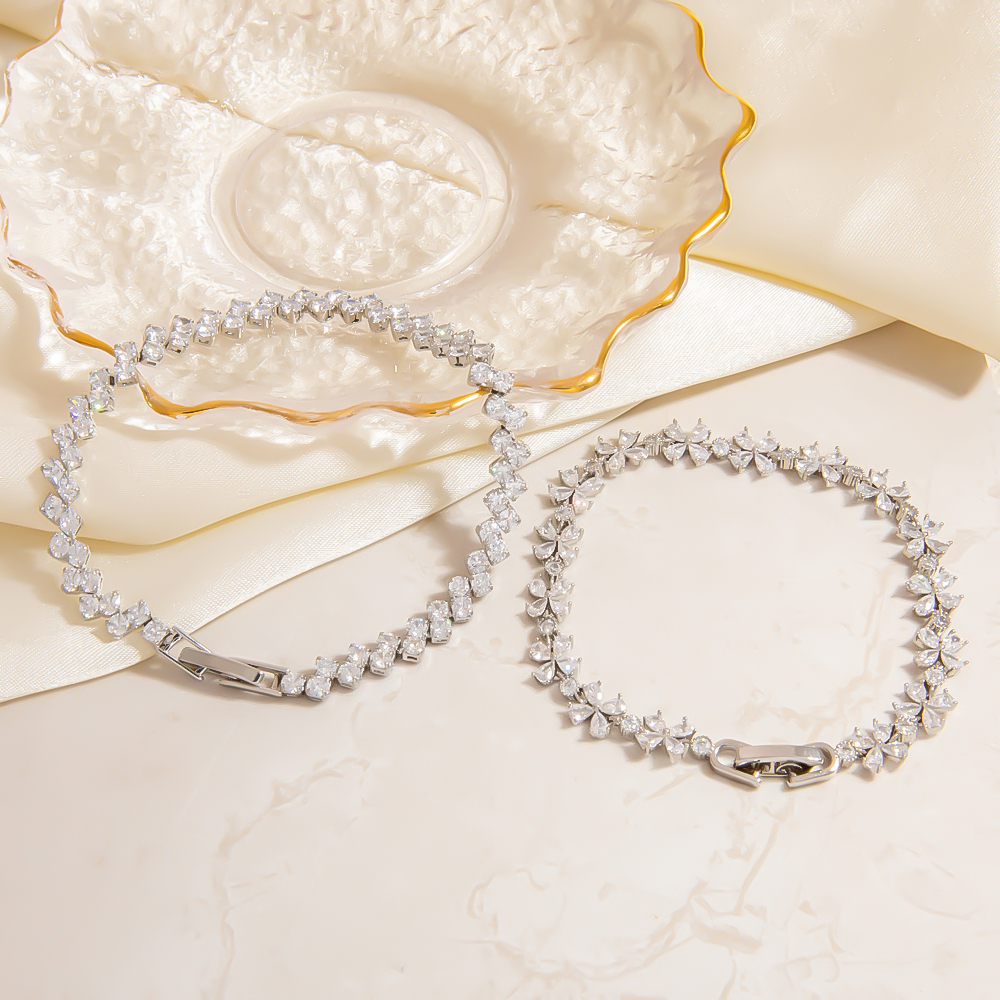 Summer New Style Hand Chain Embedded White Stone Four Leaf Grass Versatile Design Women's Jewelry Accessory Elegant Simple Classic