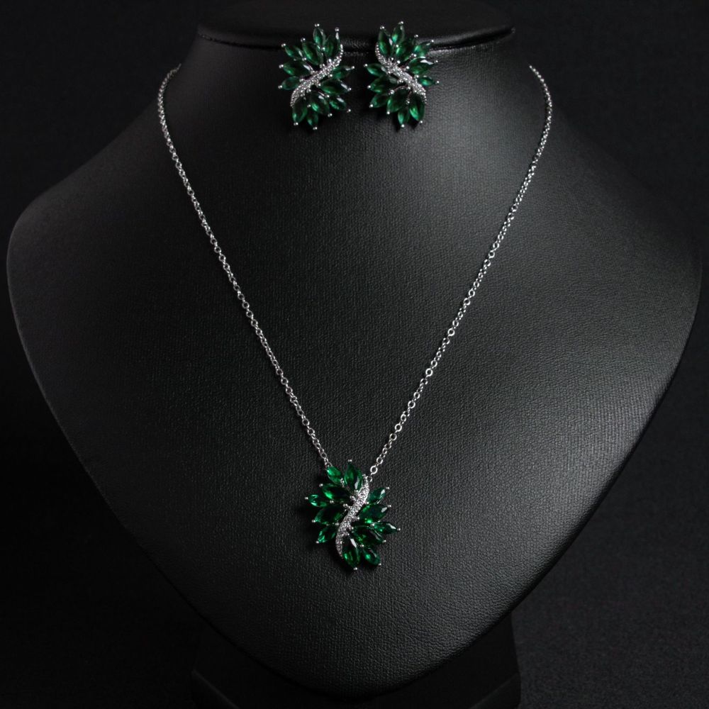 Zircon Flower Necklace Set For Brides Two-Piece Gold Jewelry Slimming Lockbone Chain Elegantly Crafted Plant Pattern Accessories