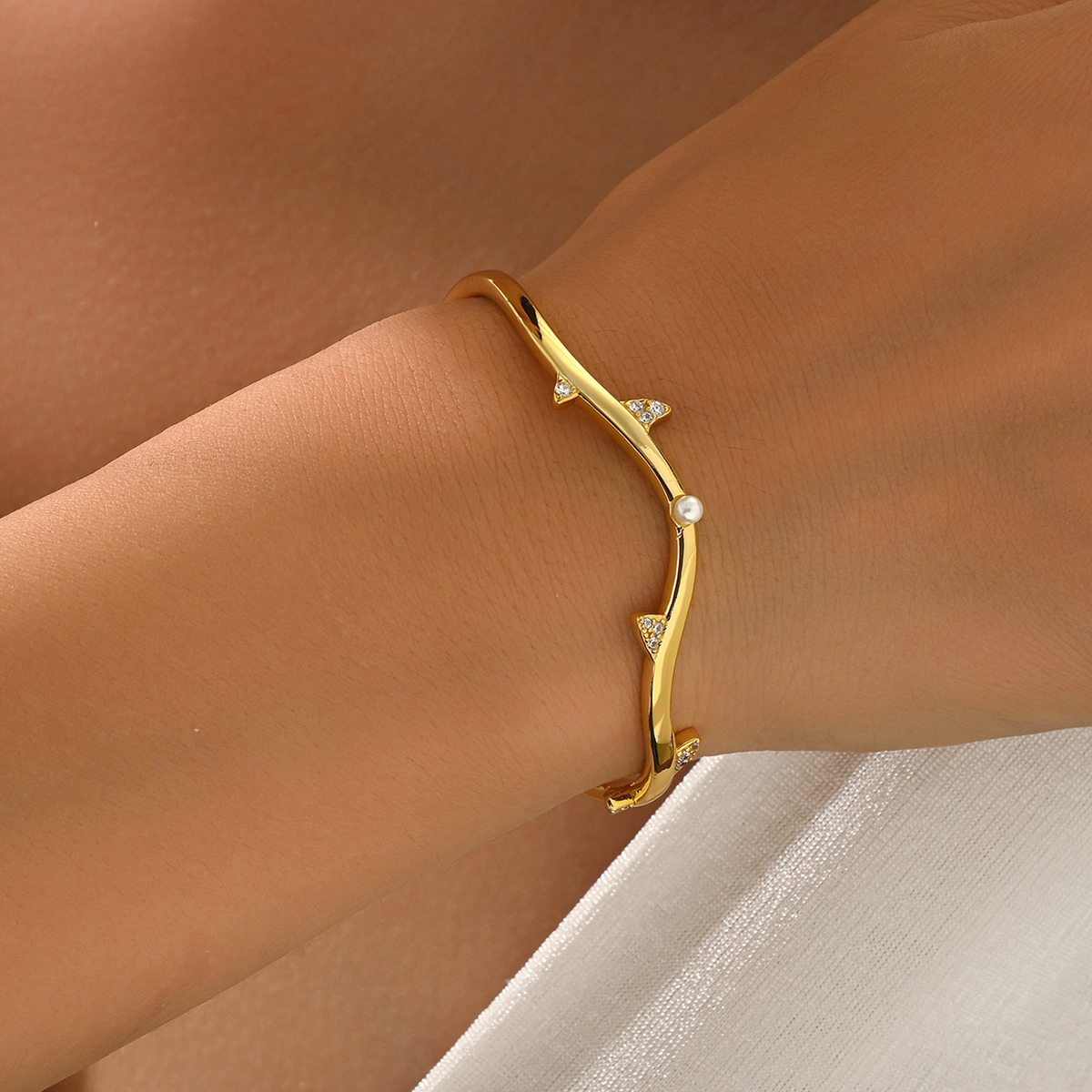 1 Piece Light Luxury Natural Style Leaf-Shaped Women's Open Bracelet With Zirconia Embellishments Suitable For Daily Commuting Jewelry