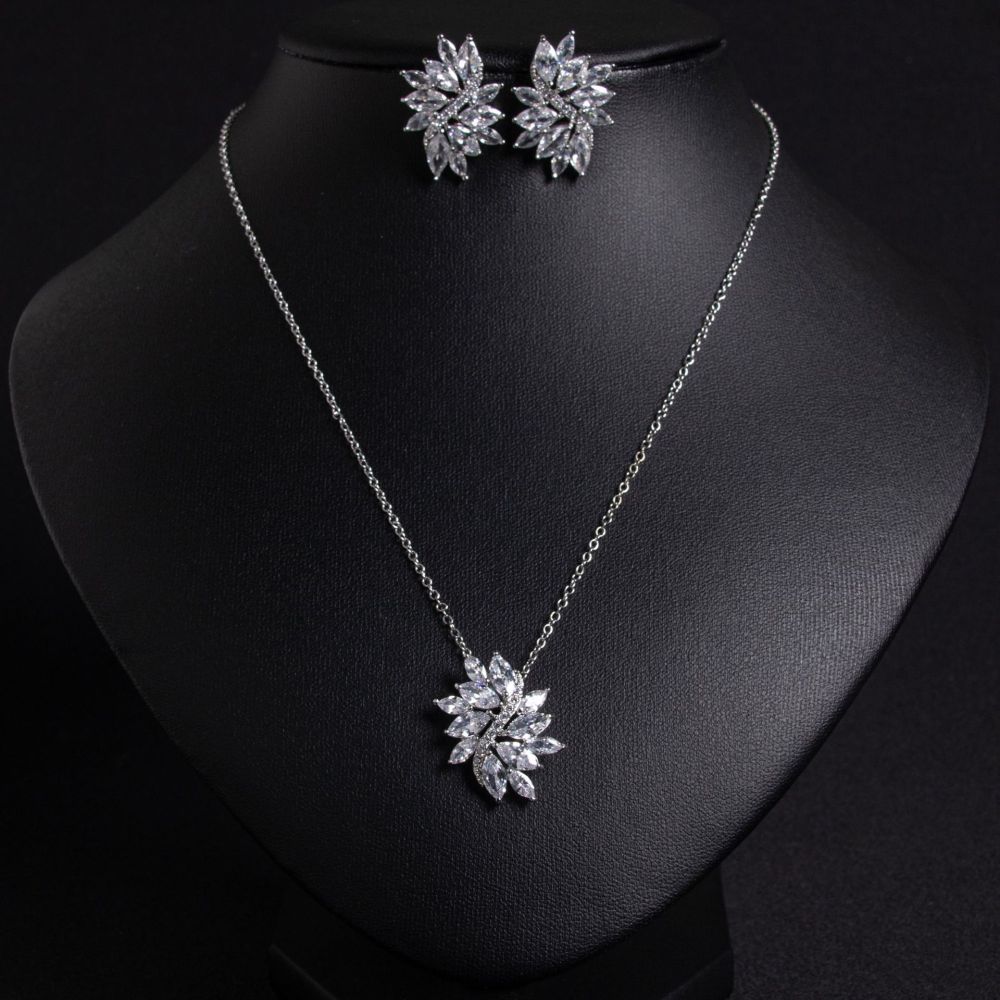 Zircon Flower Necklace Set For Brides Two-Piece Gold Jewelry Slimming Lockbone Chain Elegantly Crafted Plant Pattern Accessories