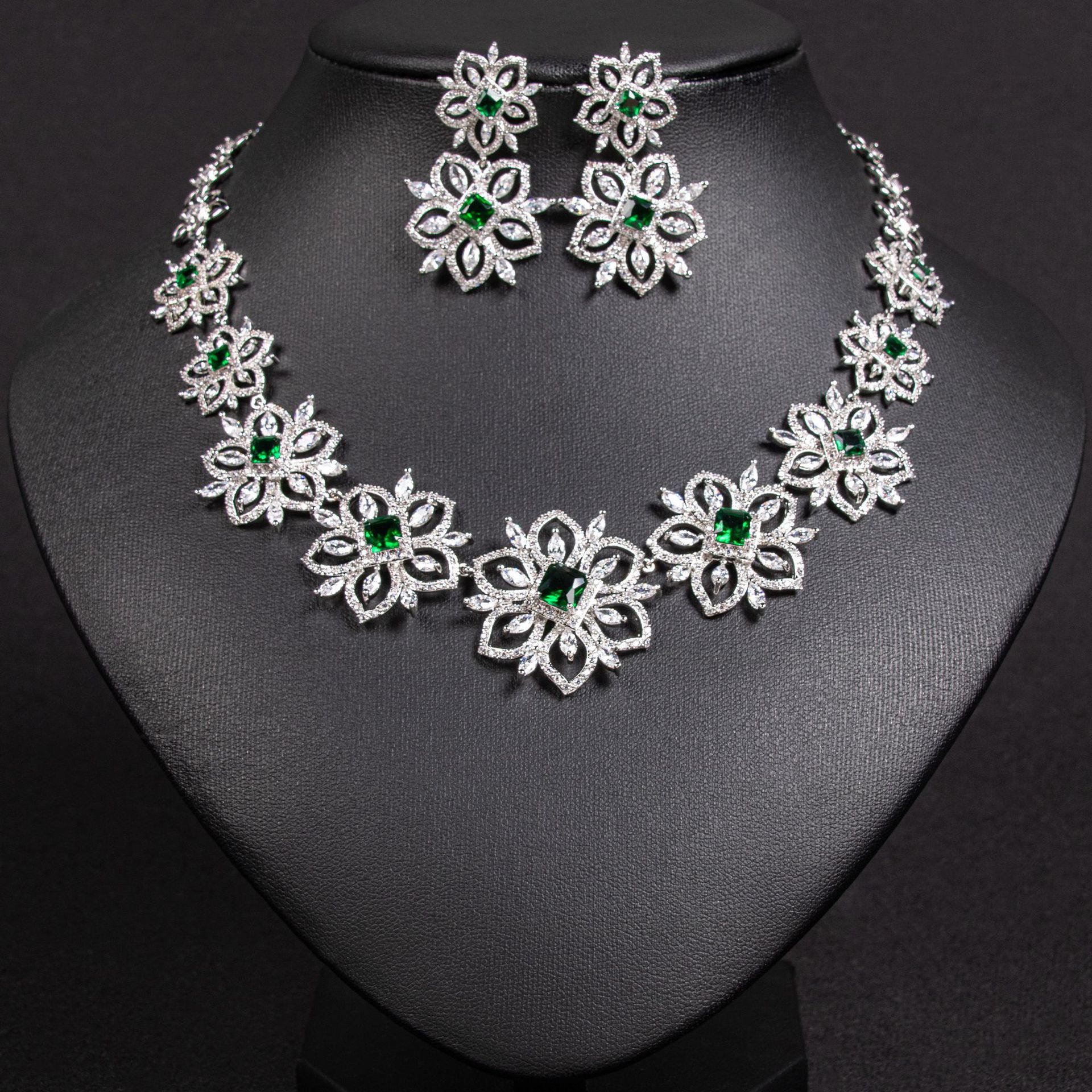 Elegant Women's Jewelry Set With Necklace And Zircon Earrings For Wedding Dresses Evening Parties Luxury Feelings