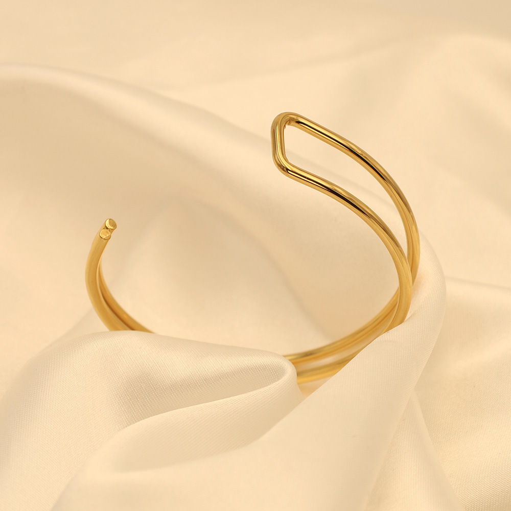 Real Gold Plated Solid Color 304 Stainless Steel Elegant Lady Waterproof Non Tarnish Titanium Steel Bangle