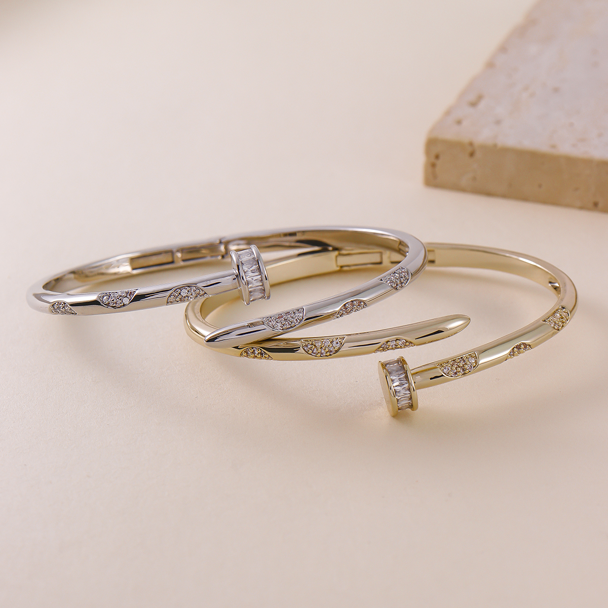 European And American New Style High-end Super Shiny Zircon Nail Bracelet Personality Round Open Band Diamond Bracelet Jewelry Water Plated 14K Gold Plated Geometric Pattern Copper Classic Commuter Bracelet