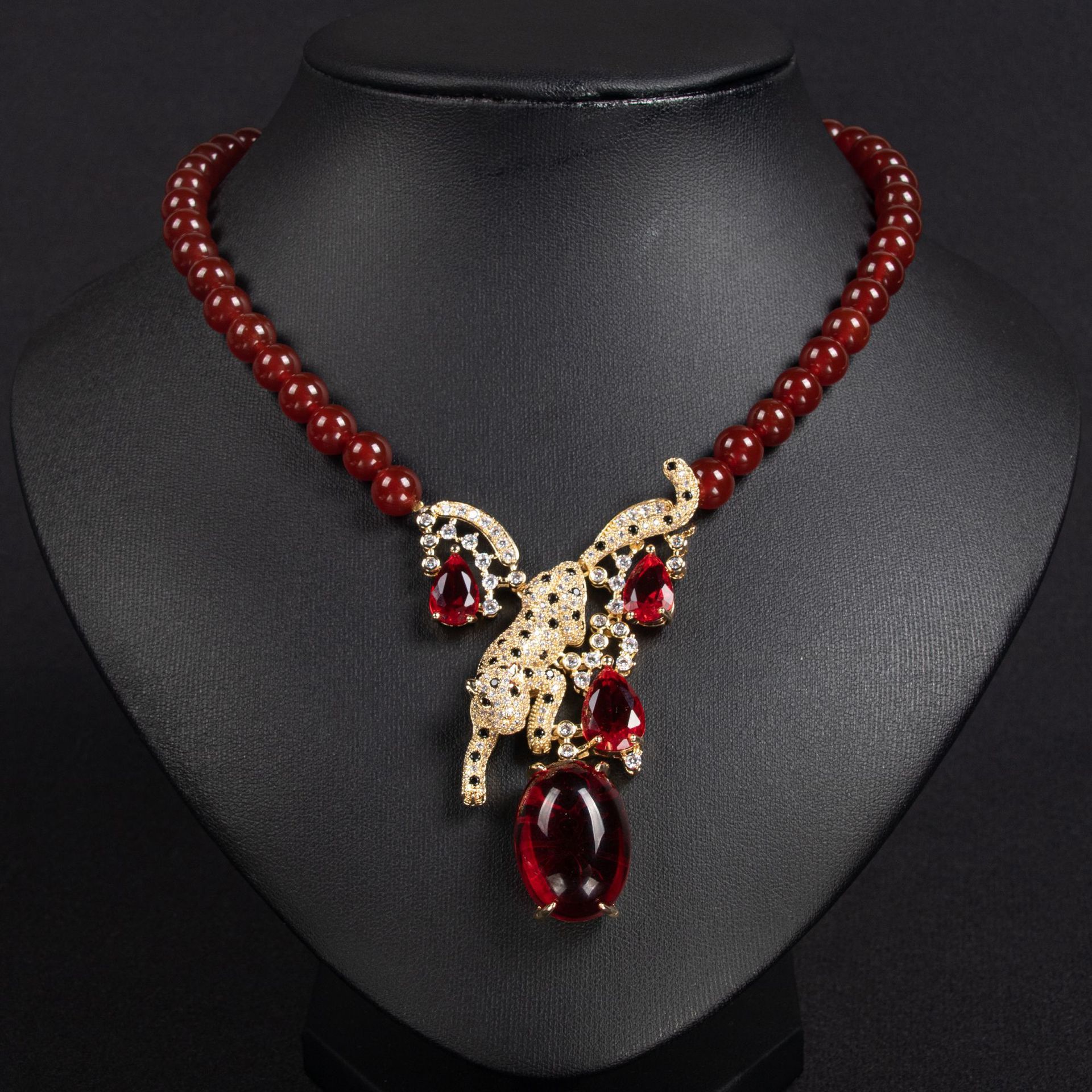 Fashionable OL Style Abalone Shell Necklace With Zircon  Cat Pendant Full Of Diamonds And Agate Clavicle Chain Women
