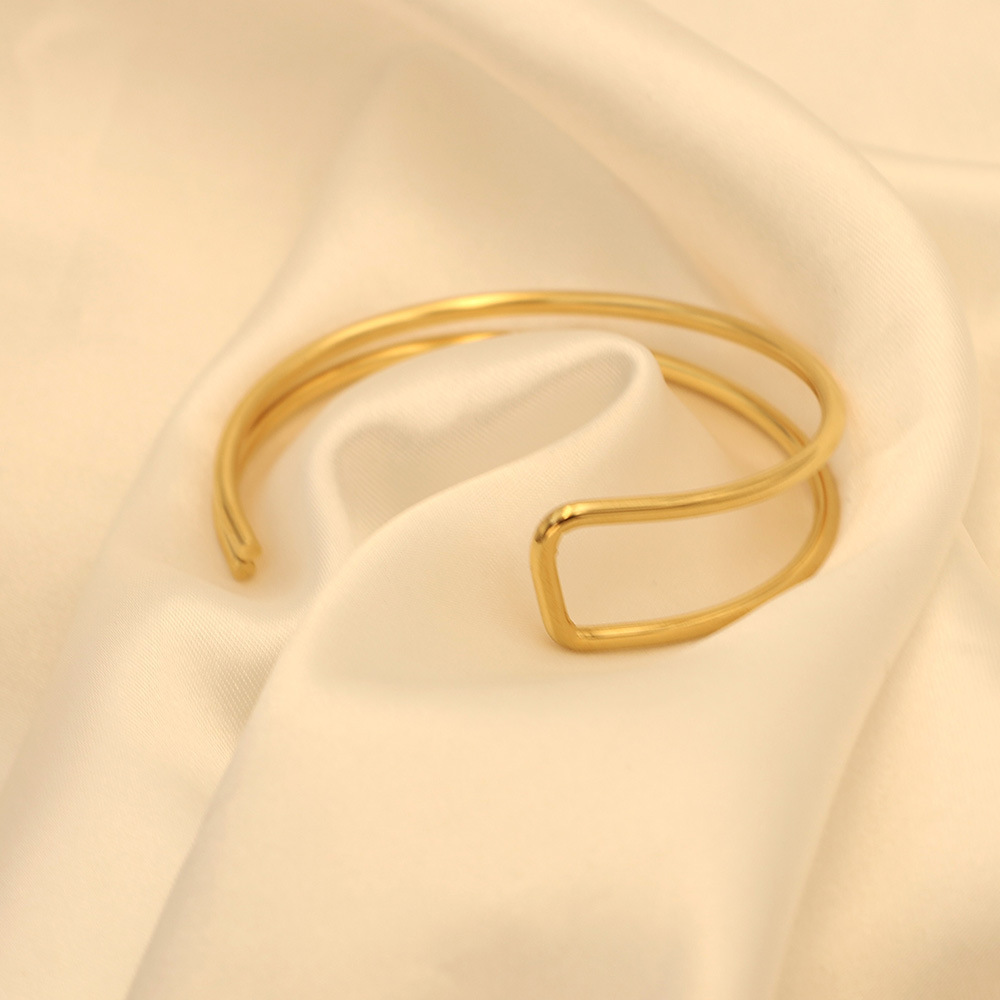 Real Gold Plated Solid Color 304 Stainless Steel Elegant Lady Waterproof Non Tarnish Titanium Steel Bangle