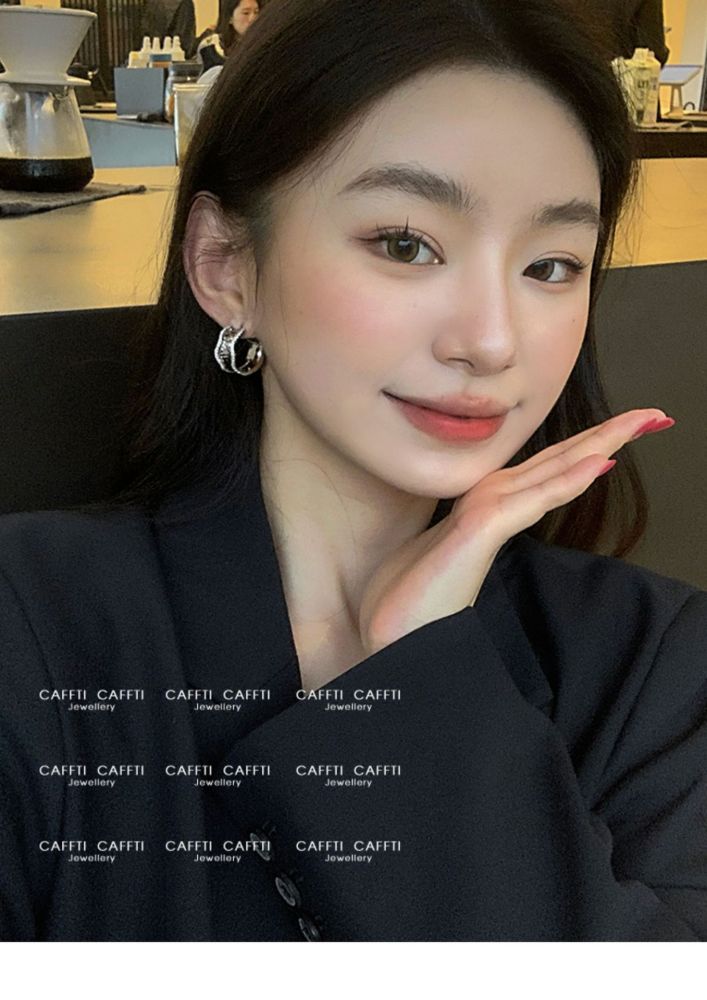 Minimalist Silver Metal Wave Pattern Earrings Women's High-End Luxury Sensation Studs Fashion Jewelry Ear Decorations