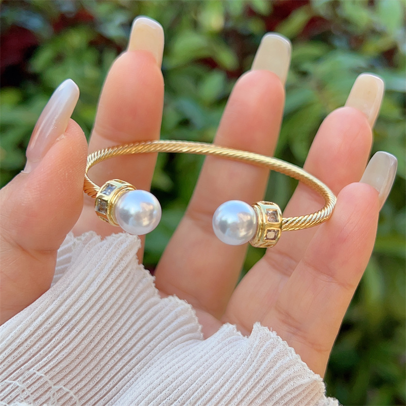 18K Gold Plated Copper Bangle New Style Artificial Pearl Fashionable Everyday Wear Valentine's Day Gift Classic Floral Butterfly Design
