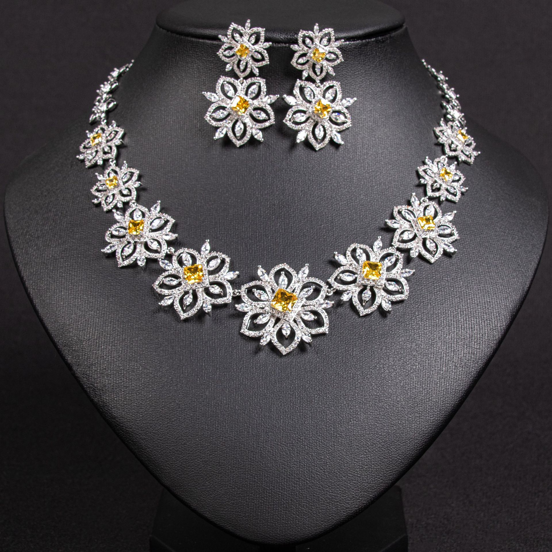 Elegant Women's Jewelry Set With Necklace And Zircon Earrings For Wedding Dresses Evening Parties Luxury Feelings