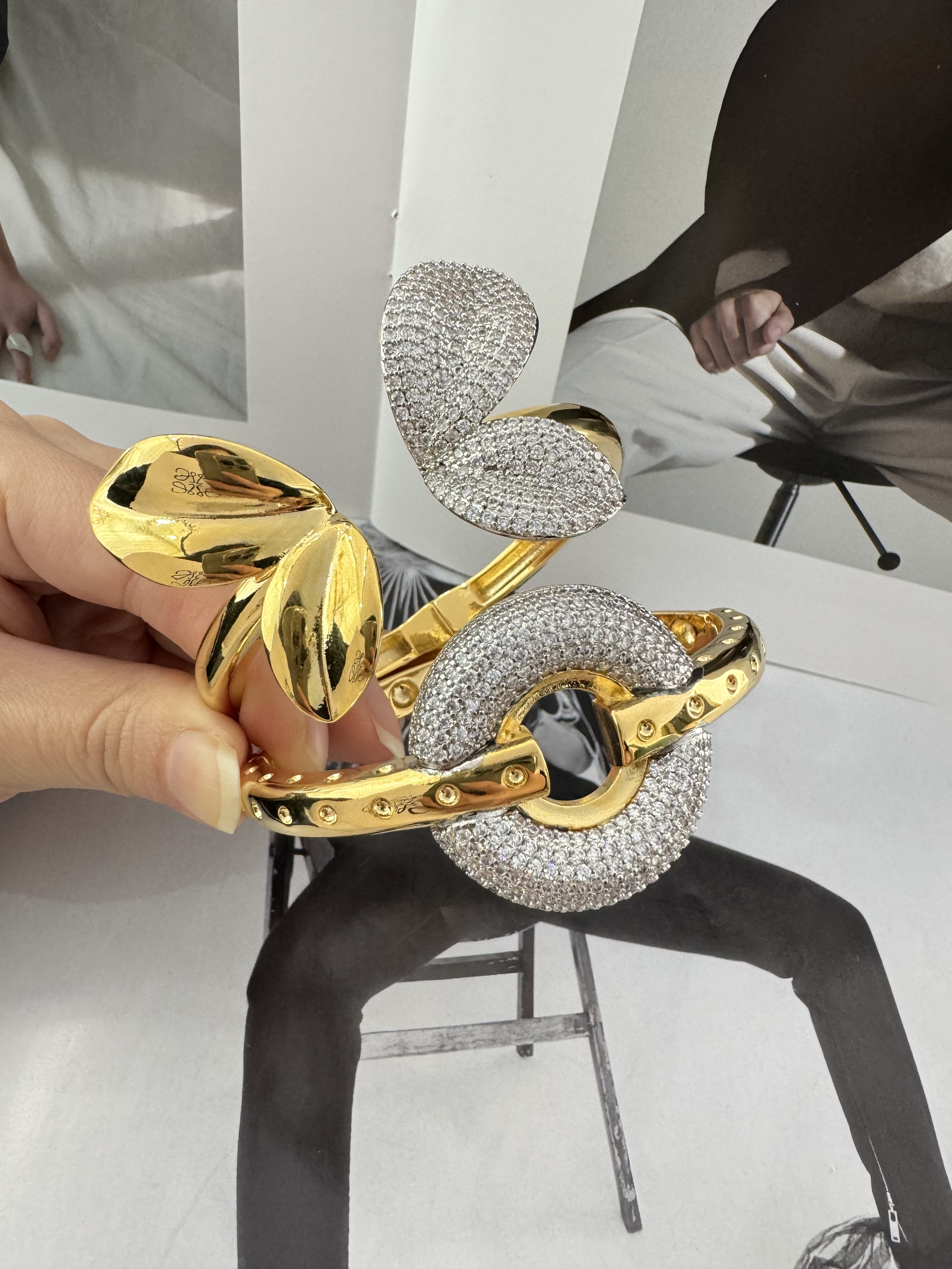 Vintage Style Classic Style Circle Butterfly Brass 18K Gold Plated Zircon Bangle In Bulk