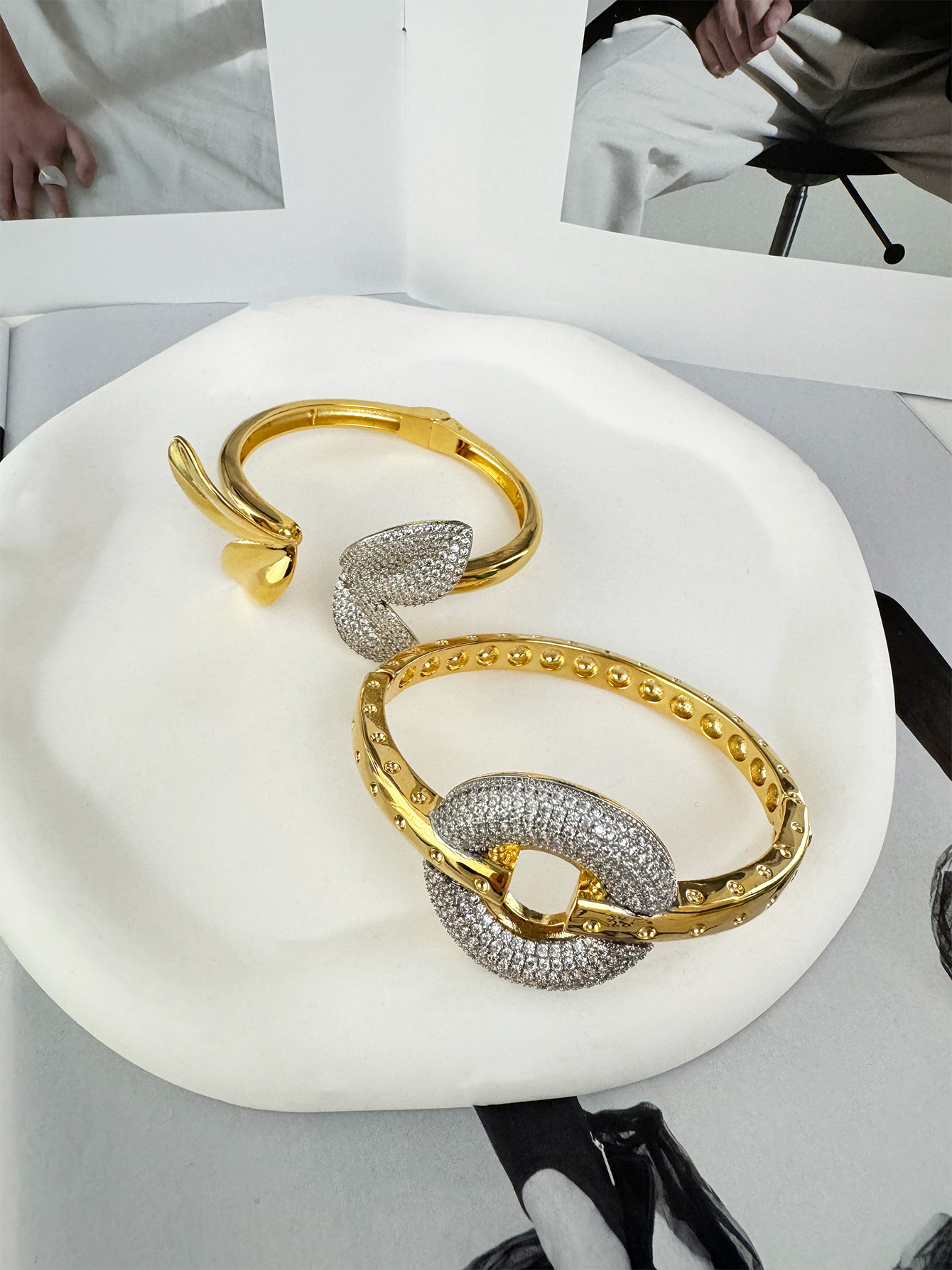 Vintage Style Classic Style Circle Butterfly Brass 18K Gold Plated Zircon Bangle In Bulk