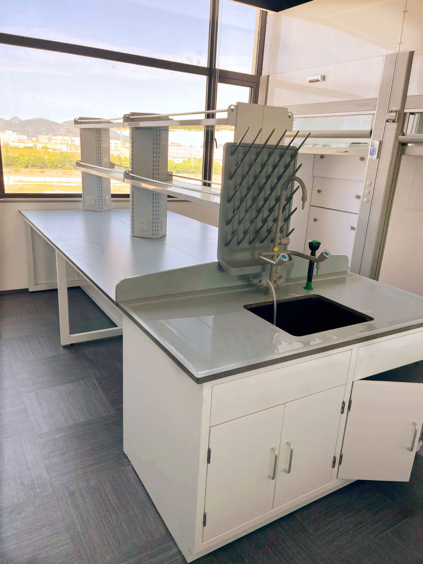 Adjustable Height Lab Table Steel Frame Chemical Resistant Worktop