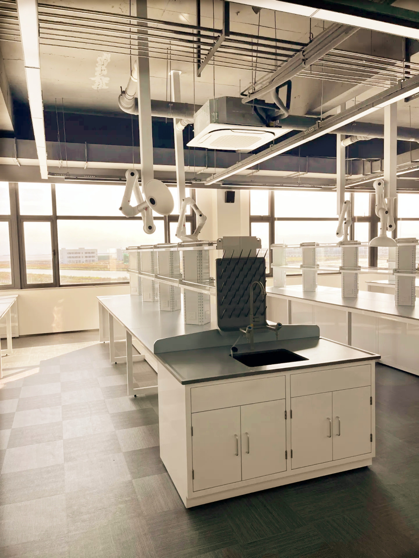 Adjustable Height Lab Table Steel Frame Chemical Resistant Worktop