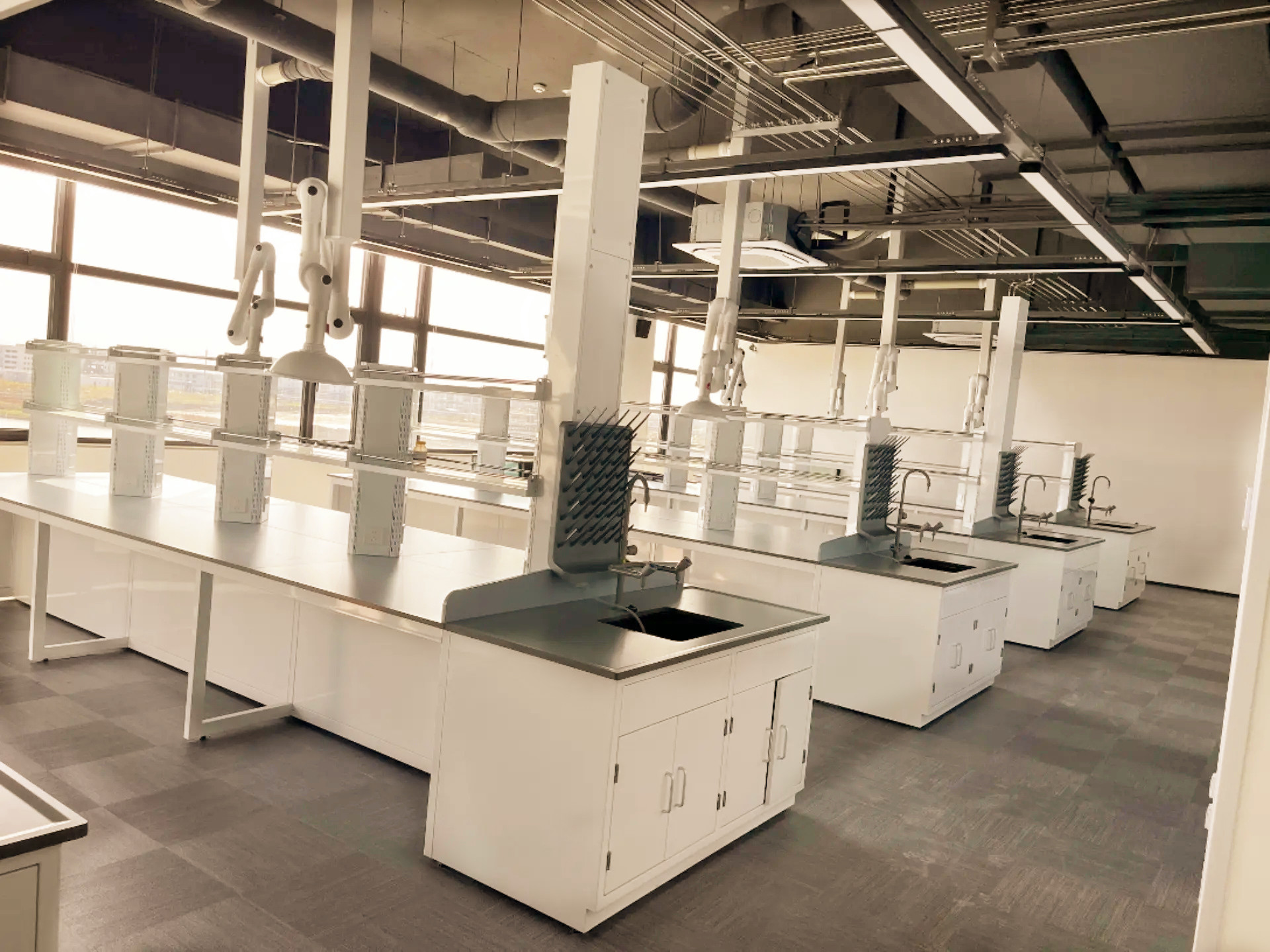 Adjustable Height Lab Table Steel Frame Chemical Resistant Worktop