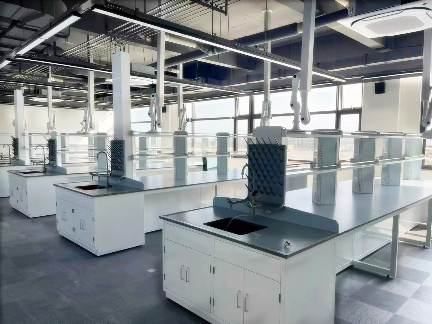 Adjustable Height Lab Table Steel Frame Chemical Resistant Worktop