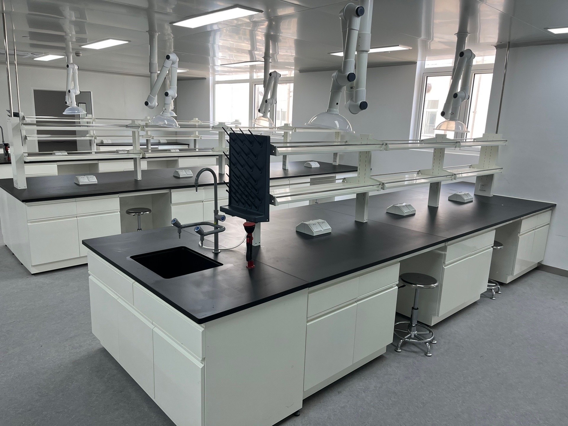 Multifunctional Lab Benches Chemical-resistant Metal Laboratory Furniture for Hospital & School Use Ultra-clean Sterile Tables