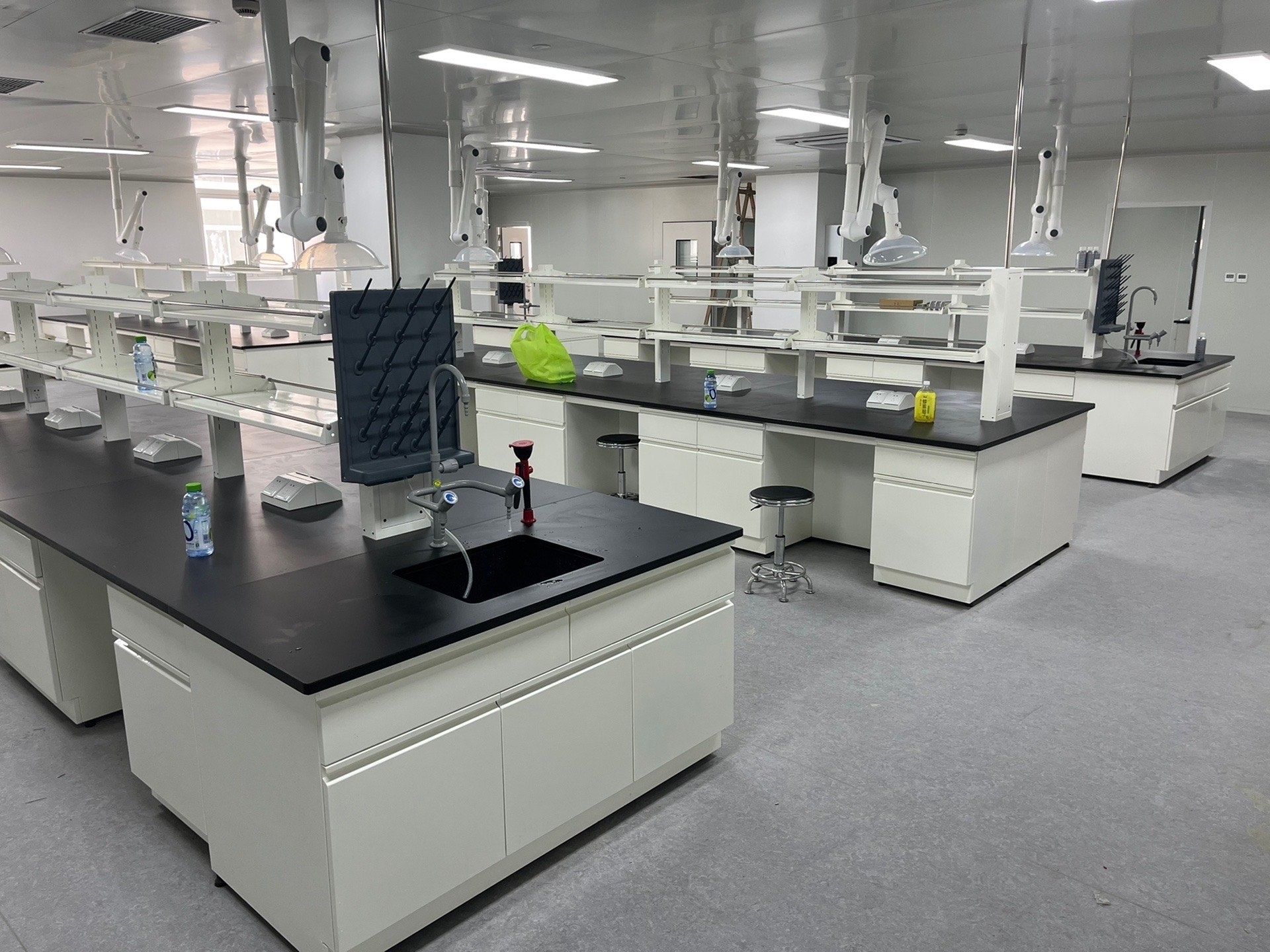 Multifunctional Lab Benches Chemical-resistant Metal Laboratory Furniture for Hospital & School Use Ultra-clean Sterile Tables