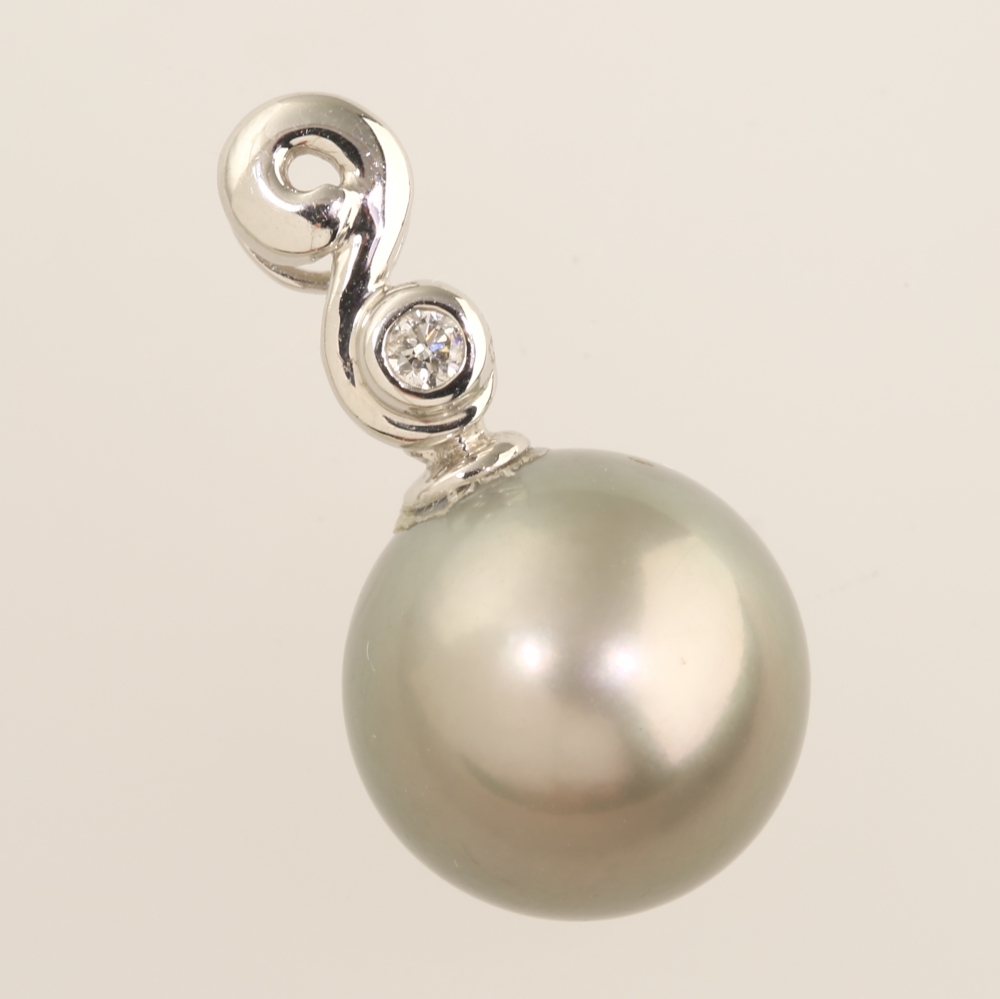 Solid 14K Gold Black Tahitian Pearl Pendant