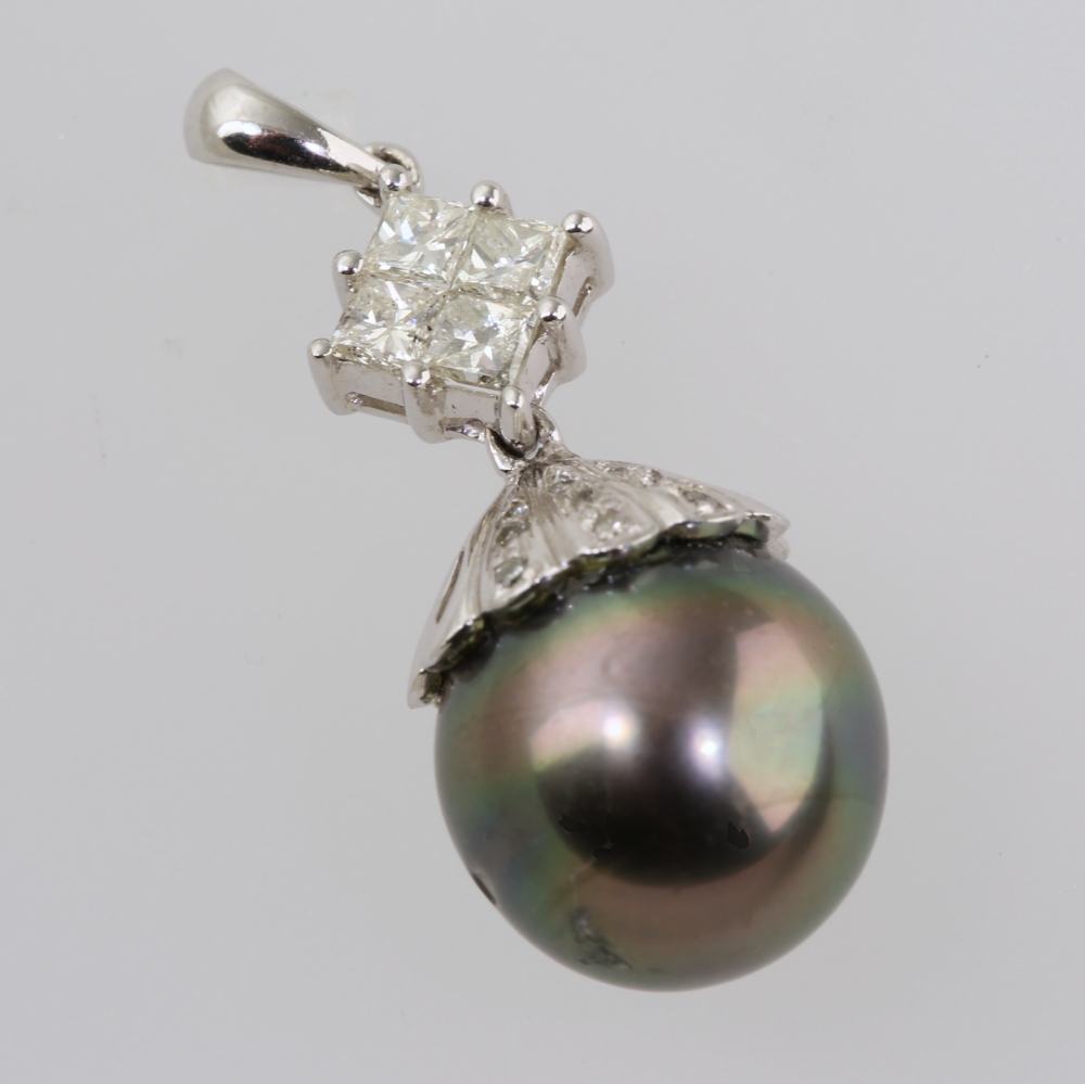 Solid 14K Gold Black Tahitian Pearl Pendant