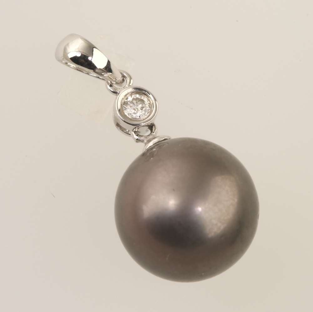 Solid 14K Gold Black Tahitian Pearl Pendant