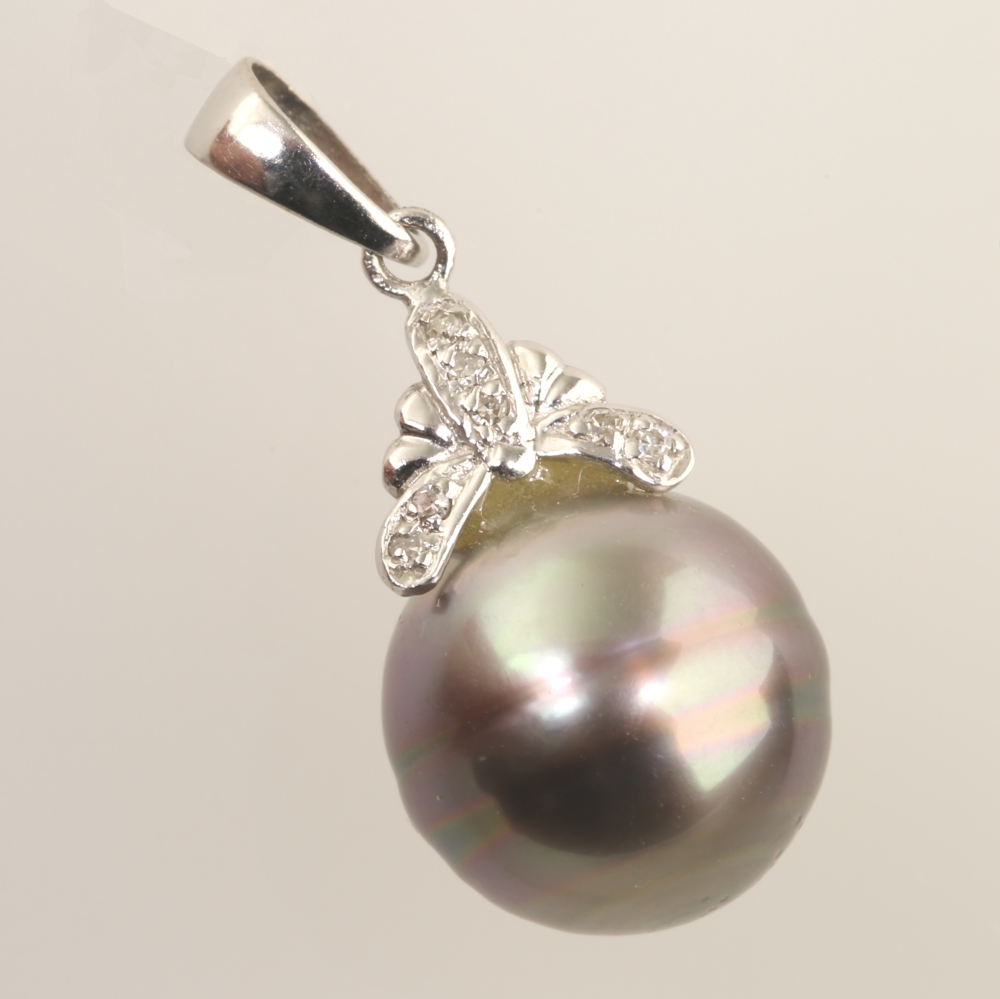 Solid 14K Gold Black Tahitian Pearl Pendant