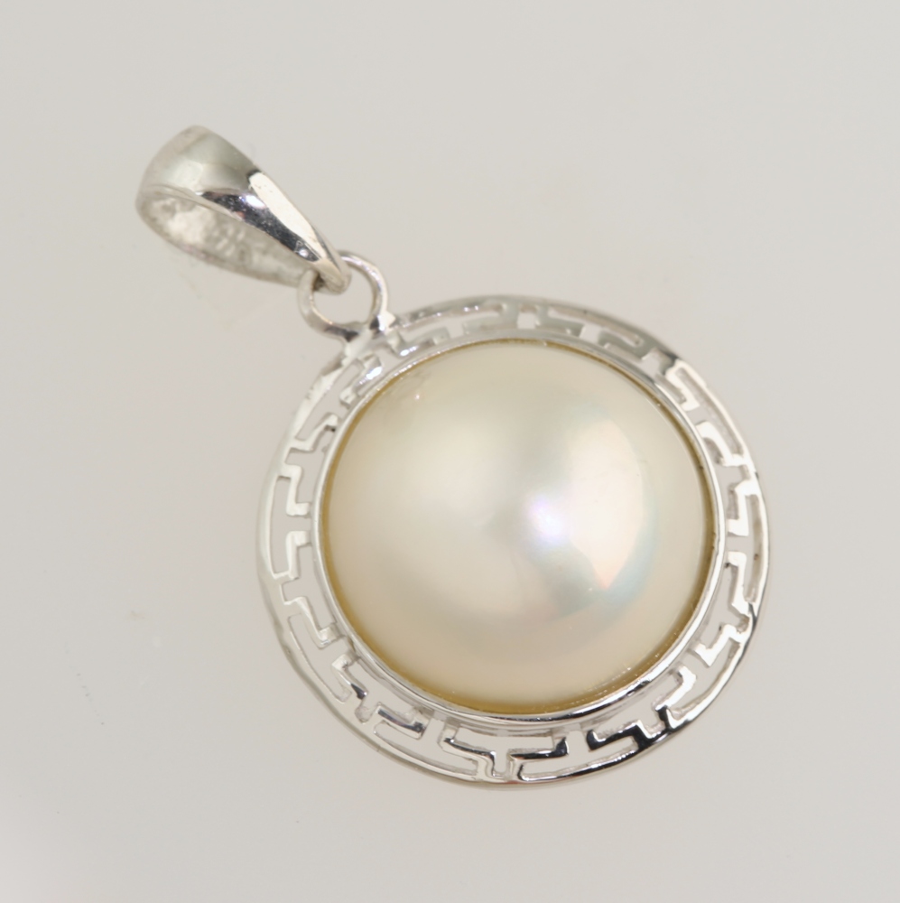 Solid 14K Gold Mabe Pearl Pendant