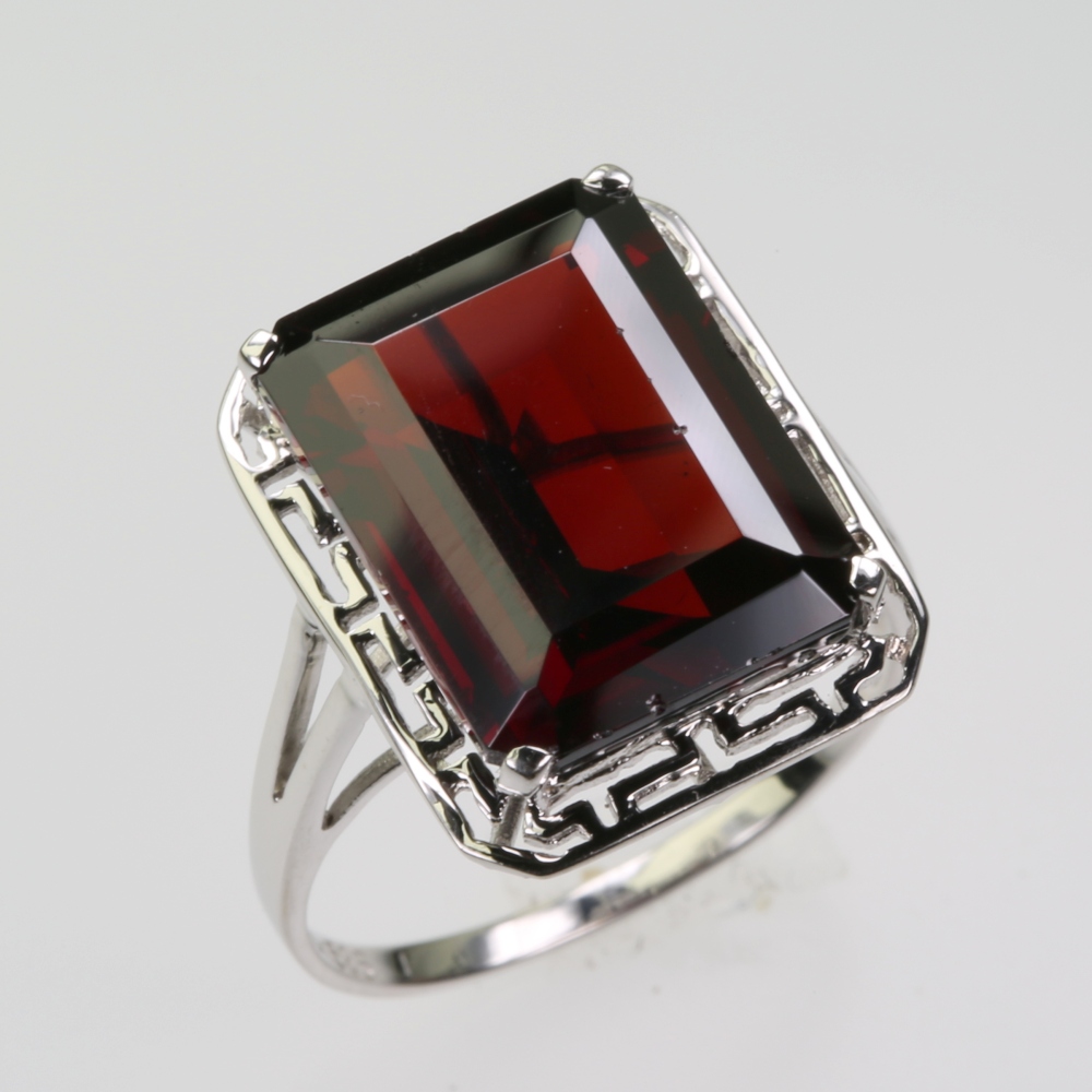 Solid 14 karat Gold Garnet Ring