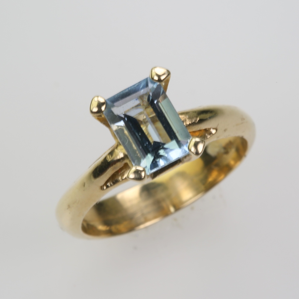14 Karat Gold Aquamarine Ring