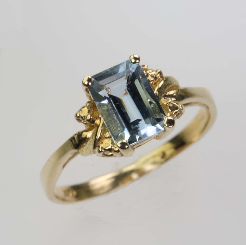 14 Karat Gold Aquamarine Ring