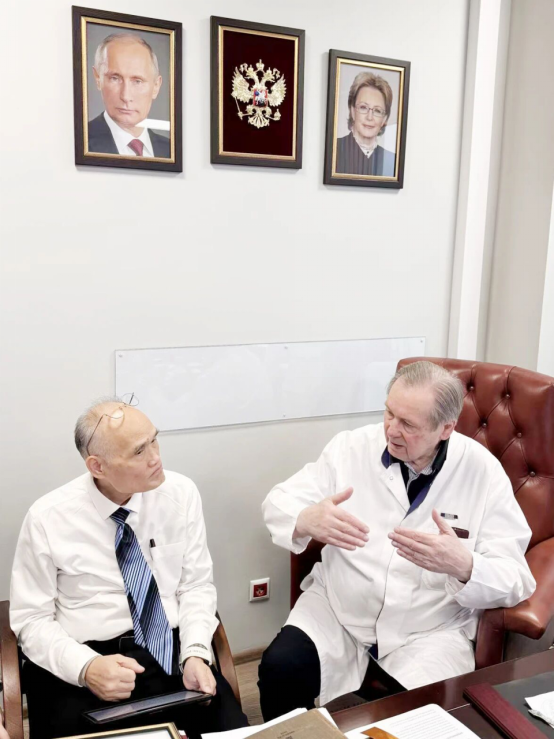 mr. lin xinyong engaged in a cordial exchange with academician a.g. chuchalin