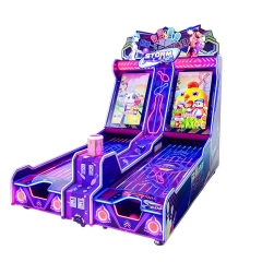 Dos dispensadores de tickets en una máquina de bolos de dos pistas.