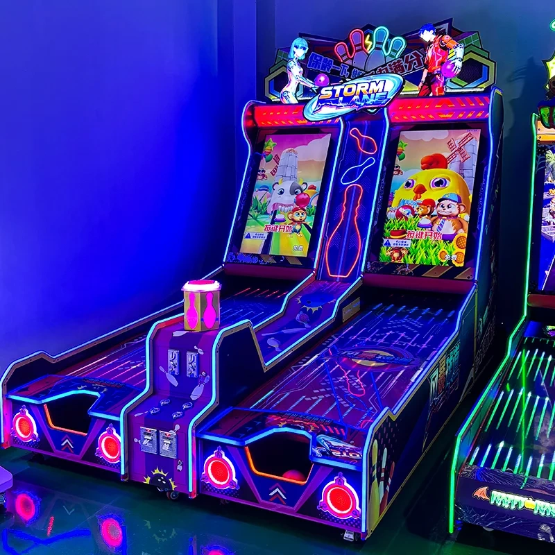 Máquina de bolos de dos pistas instalada en un centro de entretenimiento familiar.